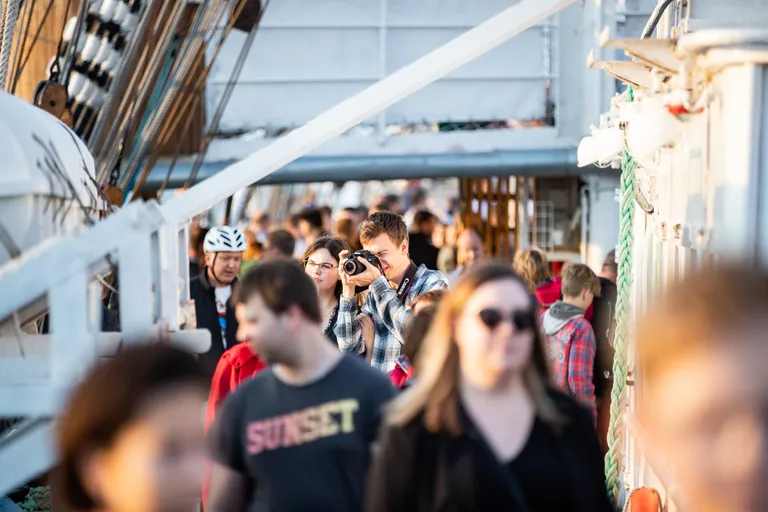 Vene purjekad Mir ja Sedov 2018. aasta sügisel Tallinna Vanasadama kruiisikai ääres.