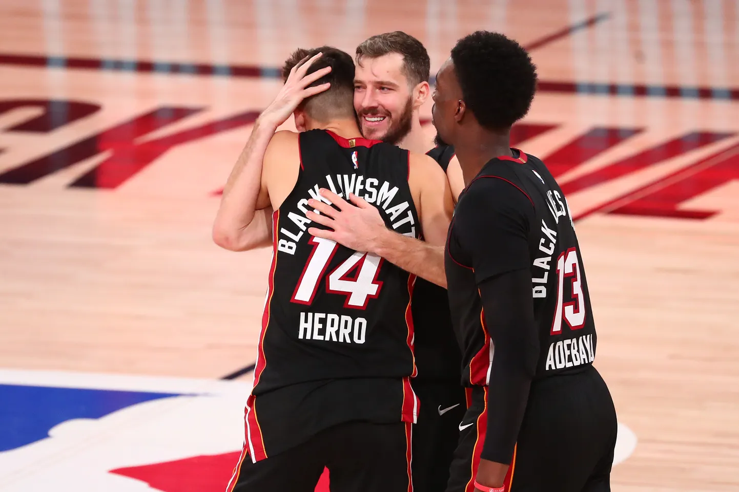 Miami Heati sloveenist veteran Goran Dragic (keskel) koos noorte guard Tyler Herro (nr 14) ja Bam Adebayoga (nr 13).