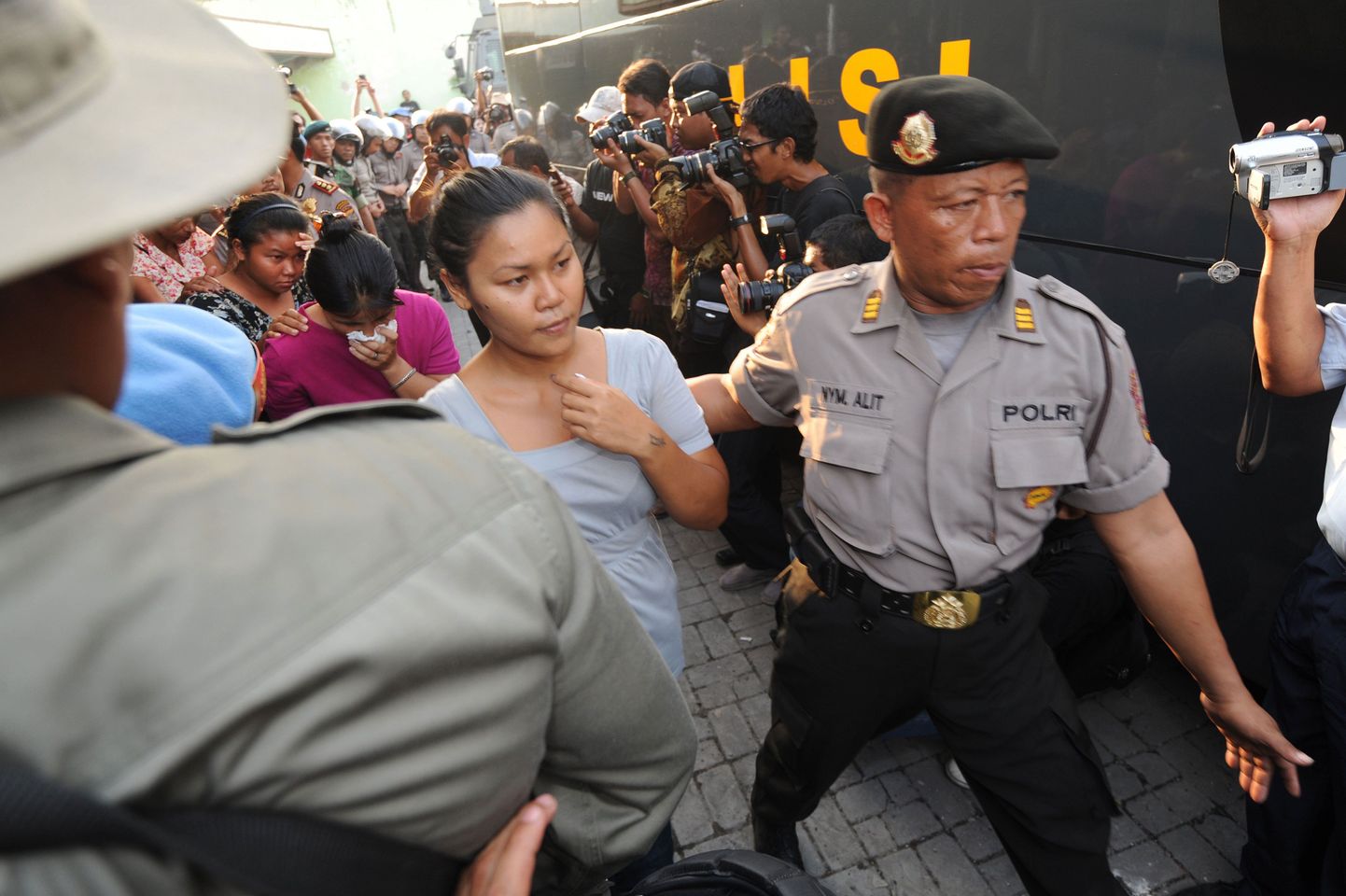 Politsei Kerobokani vangla naiskinnipeetuid täna evakueerimas.