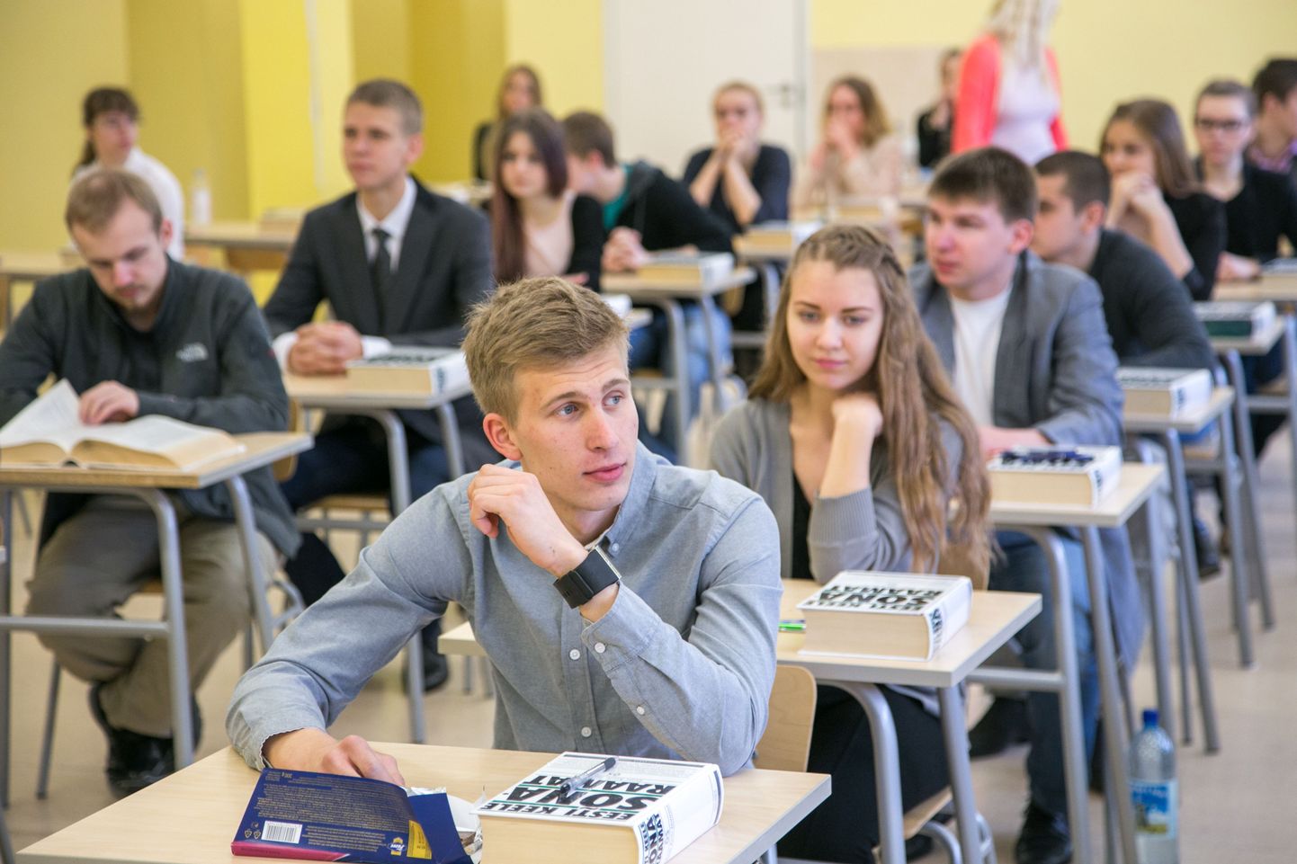 27. aprillil algas riigieksamite aeg ning ligi 10 000 Eesti abiturienti istus laua taha eesti keele eksamit tegema. Pilt on tehtud Paide ühisgümnaasiumis