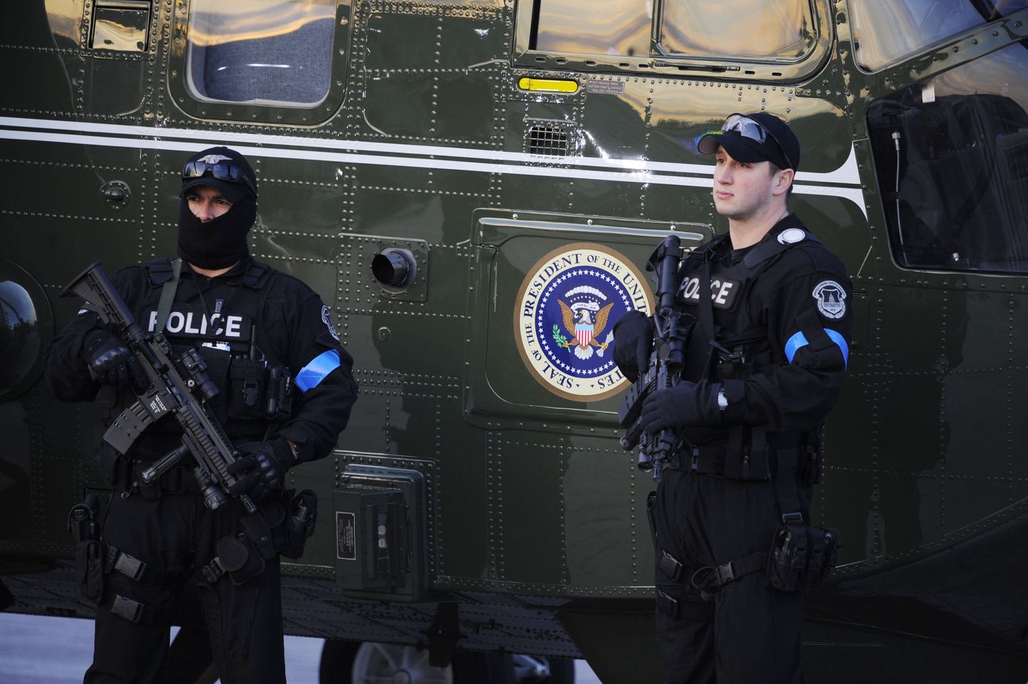 USA julgeolekutöötajad valvamas Kapitooliumi hoone juures Washingtonis helikopterit, millega lahkub pealinnast senine president George W. Bush.