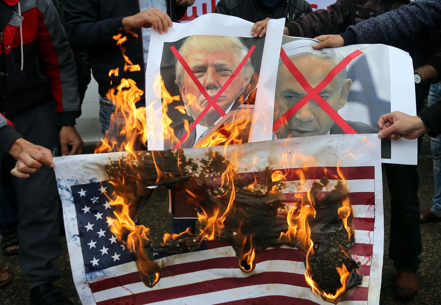 Palestiinlased põletamas IIsraeli peaministri Benjamin Netanyahu ja USA riigipea Donald Trumpi pilte.
