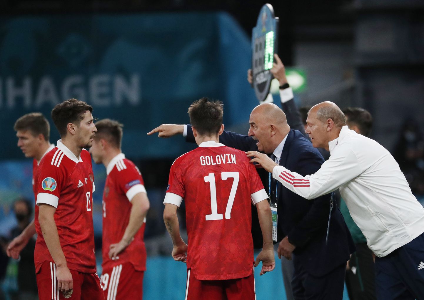 Venemaa jalgpallikoondise agoonia: peatreener Stanislav Tšeršessovi viimased õpetussõnad, viimased vahetused kohtumises Taaniga, mille Venemaa kaotas 1:4.