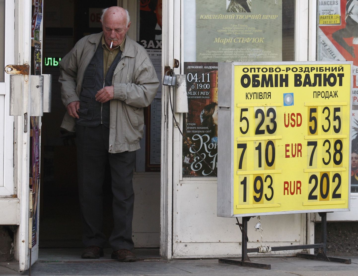 Mees väljub valuutavahetuspunktist Kiievi kesklinnas.