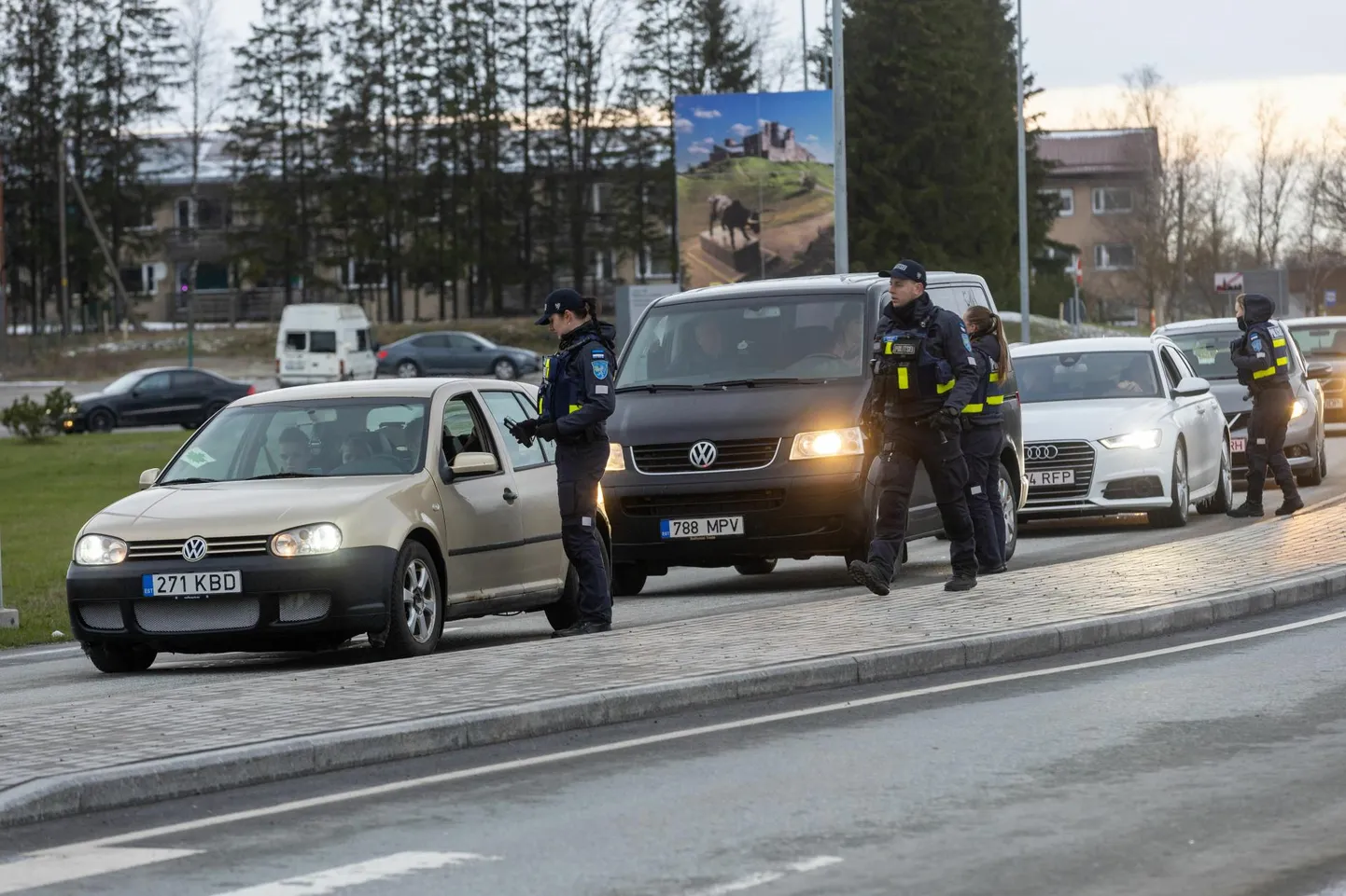 Puhumisreid. Pilt on illustratiivne ja konkreetsed autod pole looga seotud.