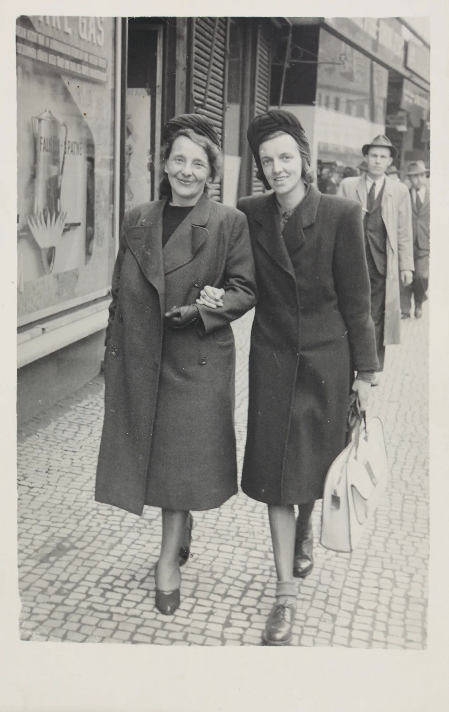 Pilt on illustreeriv. Naised 1940ndatel.