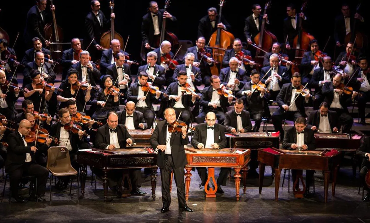 Kontserdimajas esineb Budapesti mustlasorkestri 100 viiulit.