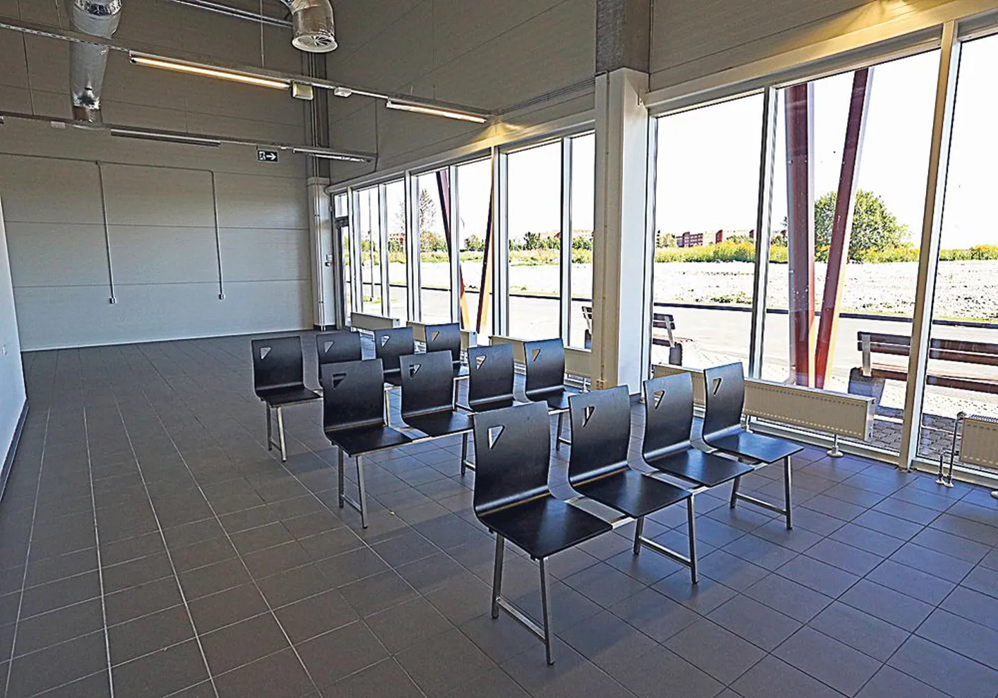 Еще несколько дней назад в помещении нового автобусного вокзала Кохтла-Ярве не было ничего, кроме 12 одиноко стоящих стульев.