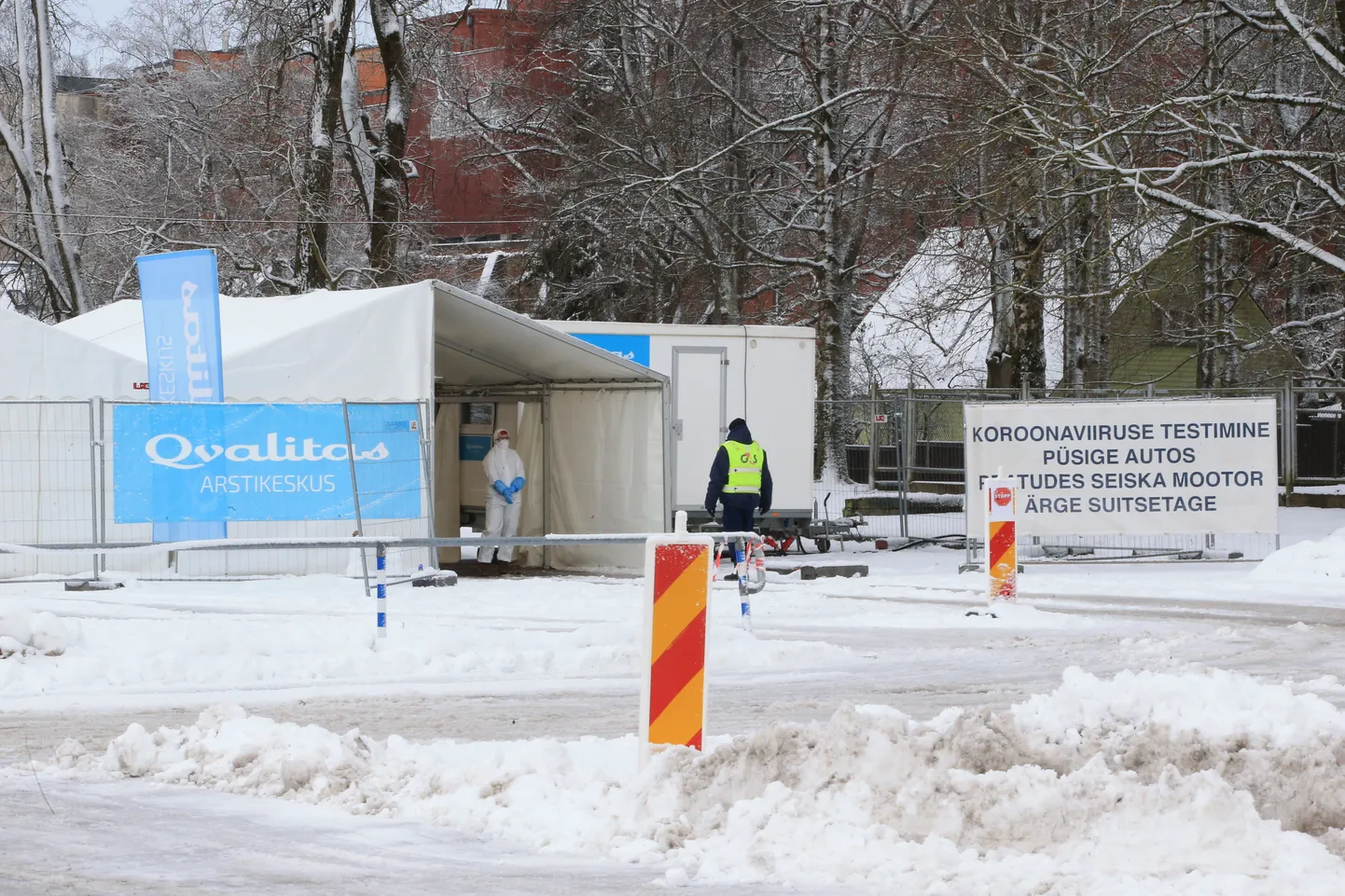 Koroonaproovide võtmine Tartu lauluväljaku parklas.