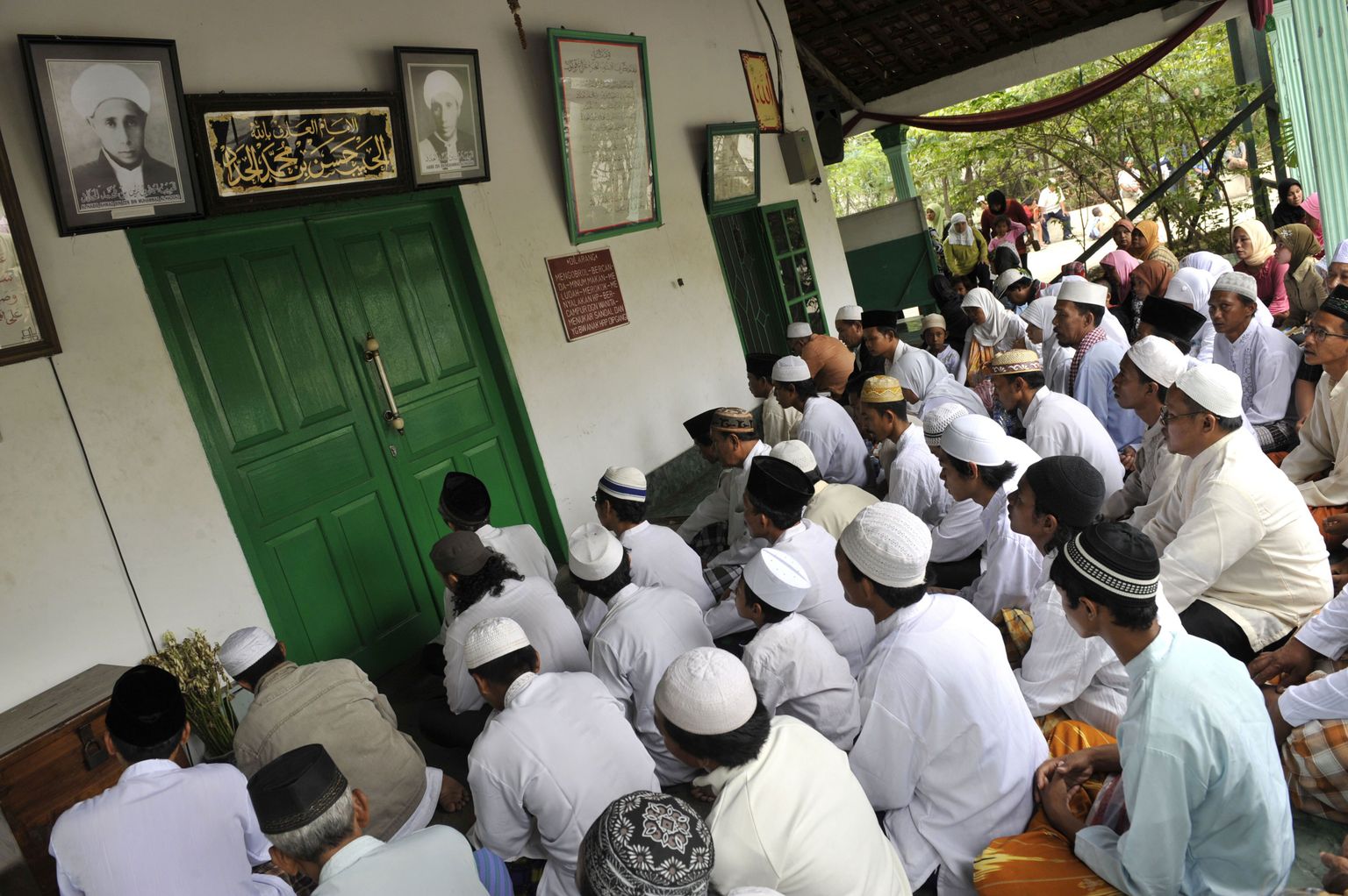 Indoneesia moslemid palvetamas