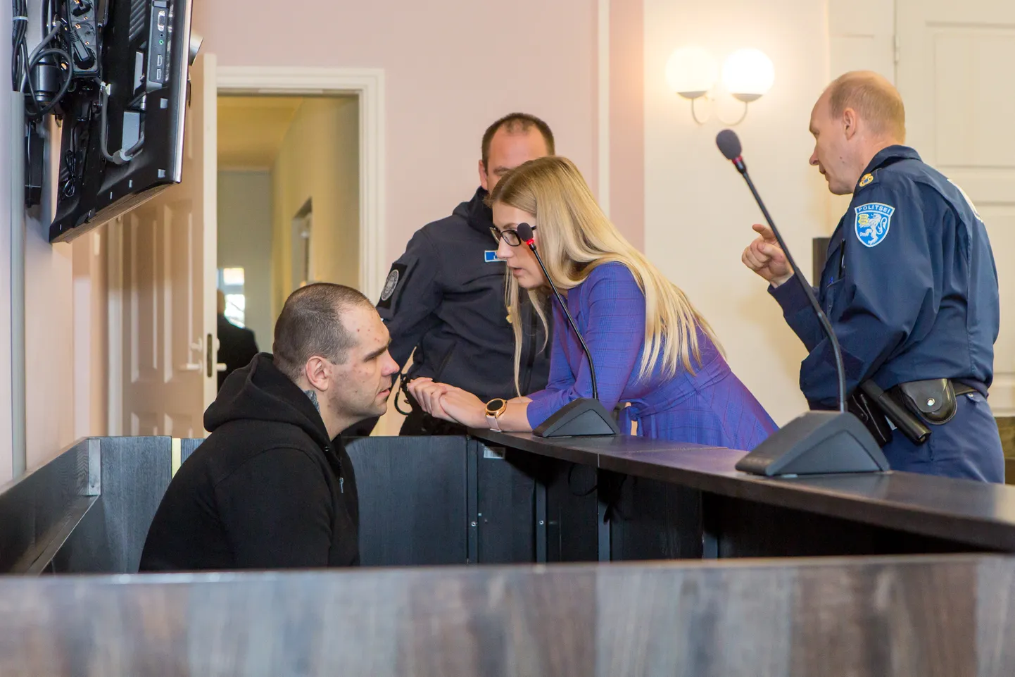 KOHTU EES: Eile hommikul pisut pärast kella kümmet hommikul astus politseinike Mark Leineri ja Aare Alliku vahel Kuressaare kohtumaja saali uksest sisse Jaan Palu, käed raudus. Fotol vestleb ta oma kaitsja Sandra Sepaga.