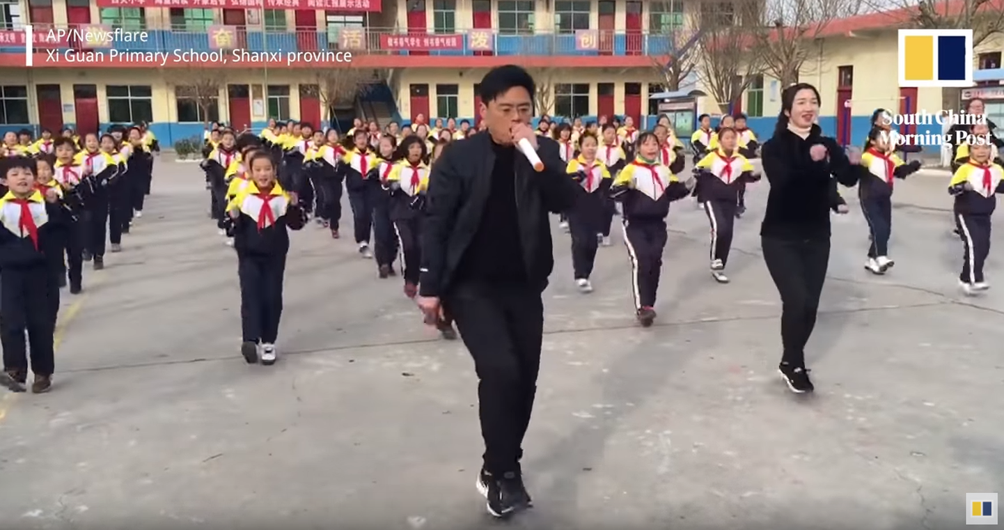 Xi Guan algkooli direktor Zhang Pengfei tantsib 700 õpilasega.