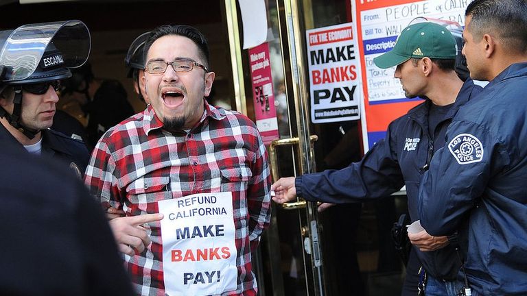 «Заставьте банки заплатить!» Протест в Калифорнии в 2011 году.