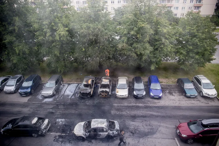 Õismäel põlesid täna öösel kortermaja ette pargitud autod. Foto: