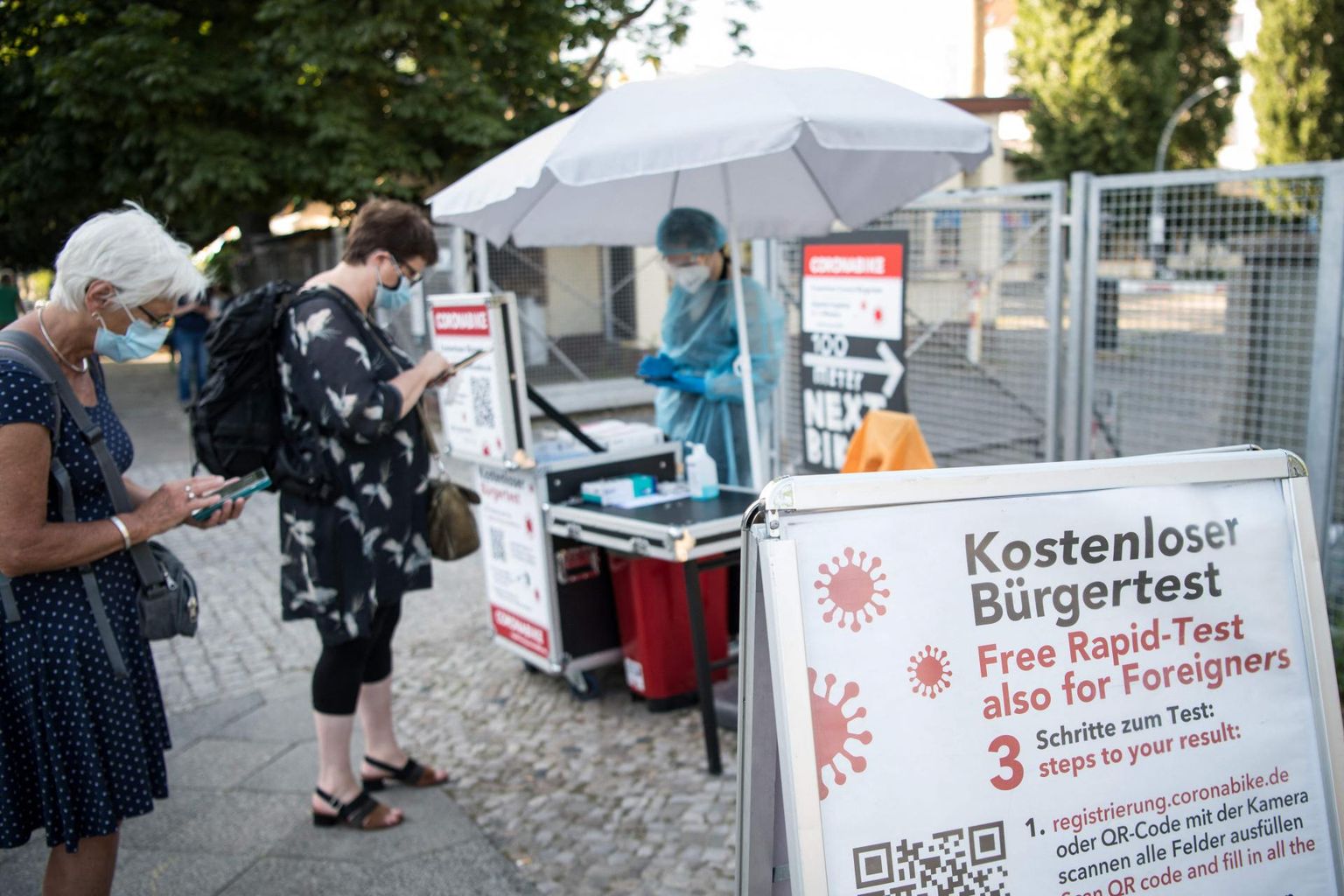 Saksamaa pakub kõigile võimalust teha igal nädalal üks tasuta koroonaviiruse n-ö kodanikutest. Pildil mobiilne testimispunkt Berliinis Kreuzbergi linnaosas. 