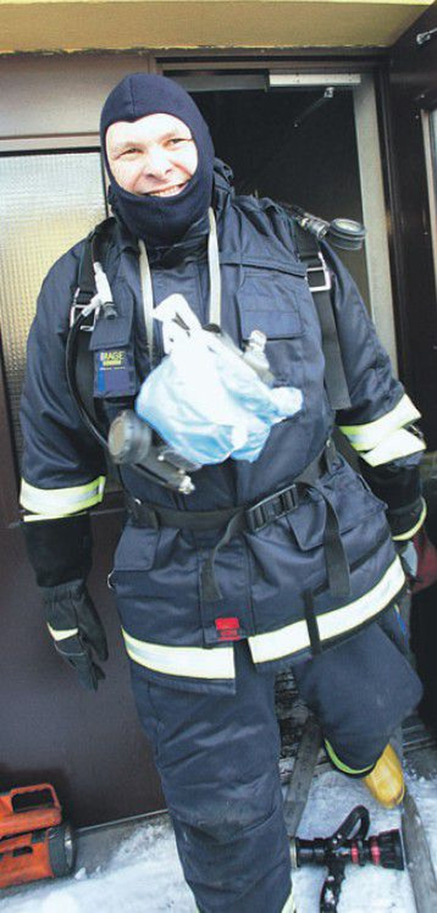 Глава МВД Марко Померантс целый день 10 февраля работал спасателем.
