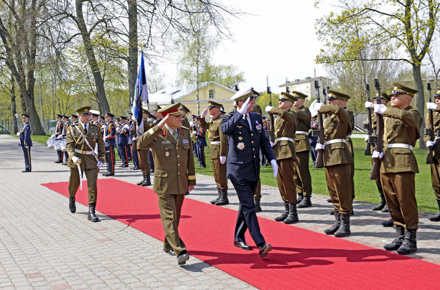 NATO Arendusväejuhatuse ülema kindral Stéphane Abriali auks oli tema Eesti-visidi ajal üles rivistatud Vahipataljoni aukompanii.