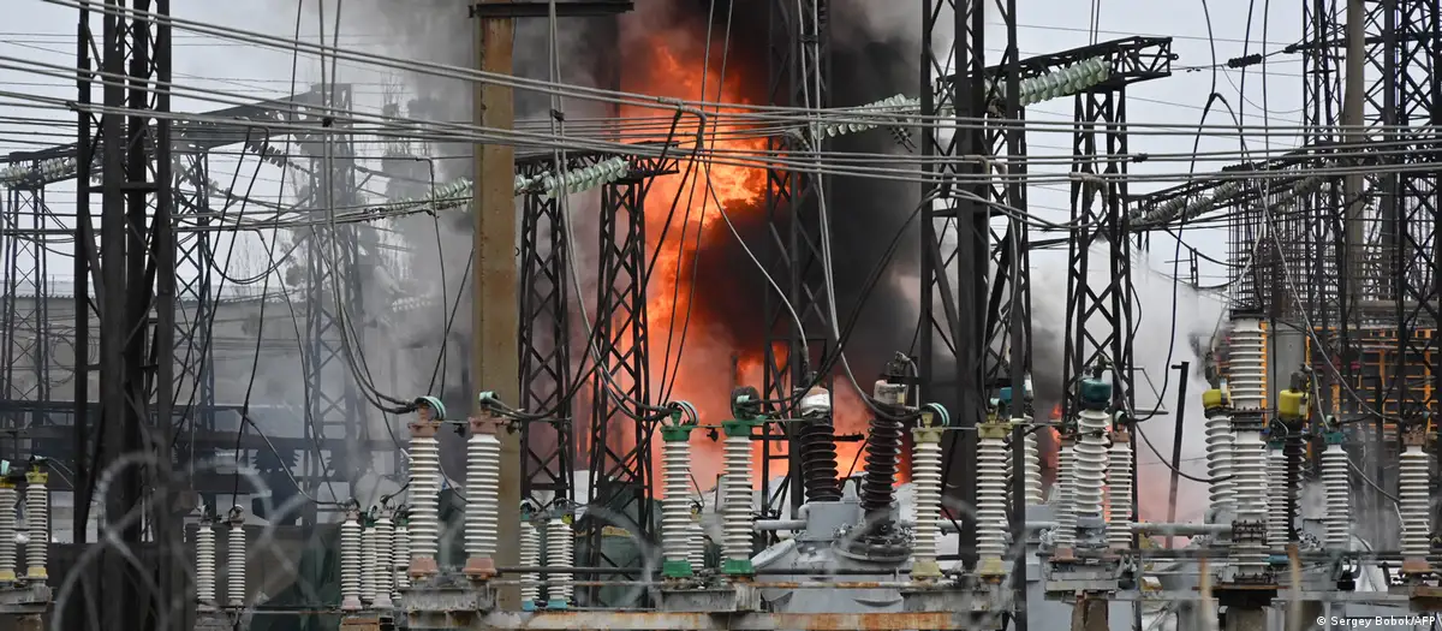 Поврежденная в результате российских ракетных ударов энергетическая инфраструктура в Харькове.