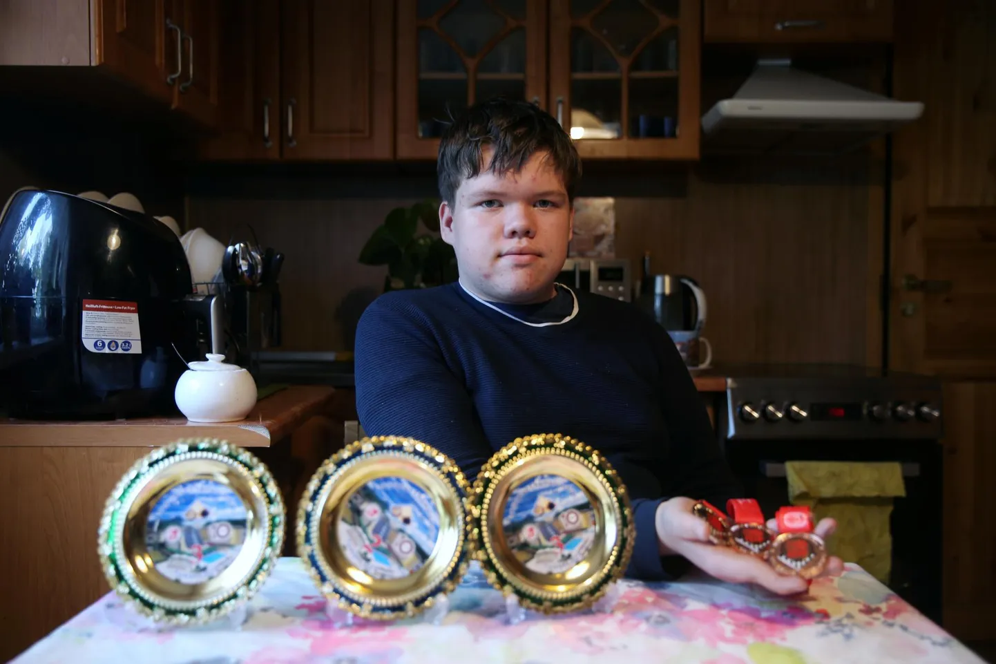 Elva gümnaasiumi 8.a klassi lõpetavale Keir-Christian Sugulile ei mahu kõik sellel aastal võidetud medalid kätte ära.