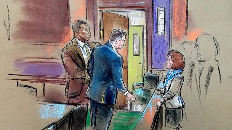Visandid kohtusaalist. Paul Manafort viipab oma naisele Kathleen Manafortile, enne kui ta viiakse vahikambrisse.
