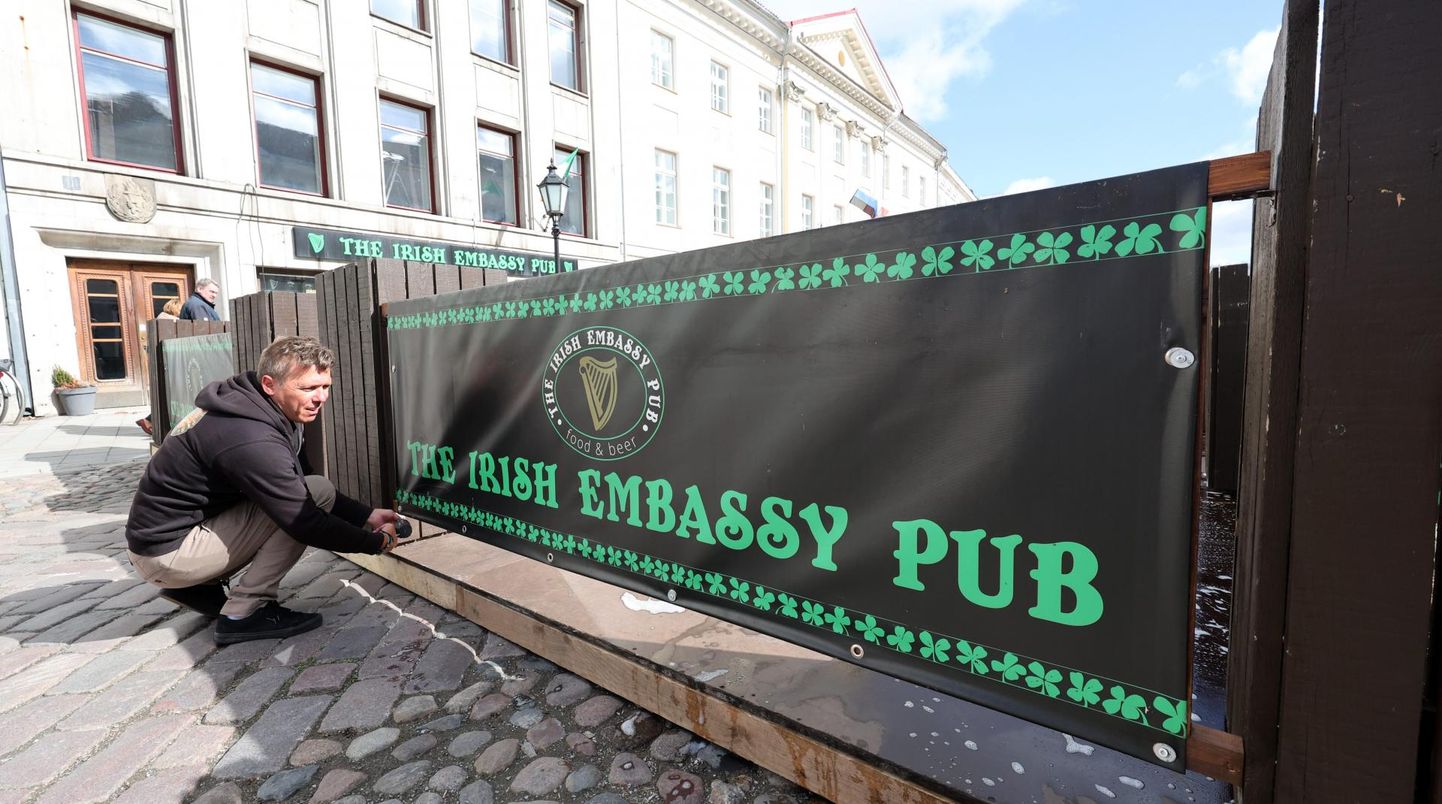 Irish Embassy pubi omanik Märt Meesak ehitas täna ennelõunal ise väliterrassi.
 

 

 

 

 