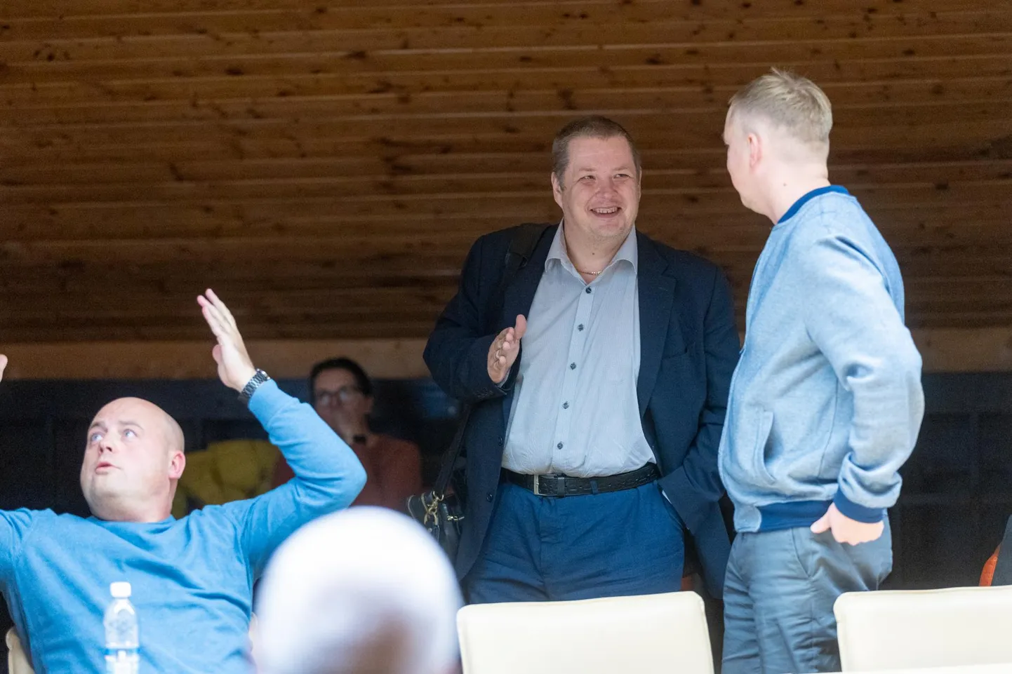 Pisut enam kui aasta tagasi Vinni vallavanemaks saanud Erki Savisaar (keskel) on oma alluvate vastu lahke ja maksis neile kuupalgasuuruse preemia. Preemiakäskkirju on allkirjastanud ka eelmine vallavanem Rauno Võrno (vasakul), aga arvestades hetkeolukorda, peab ta oma järeltulija tegu liigseks luksuseks.