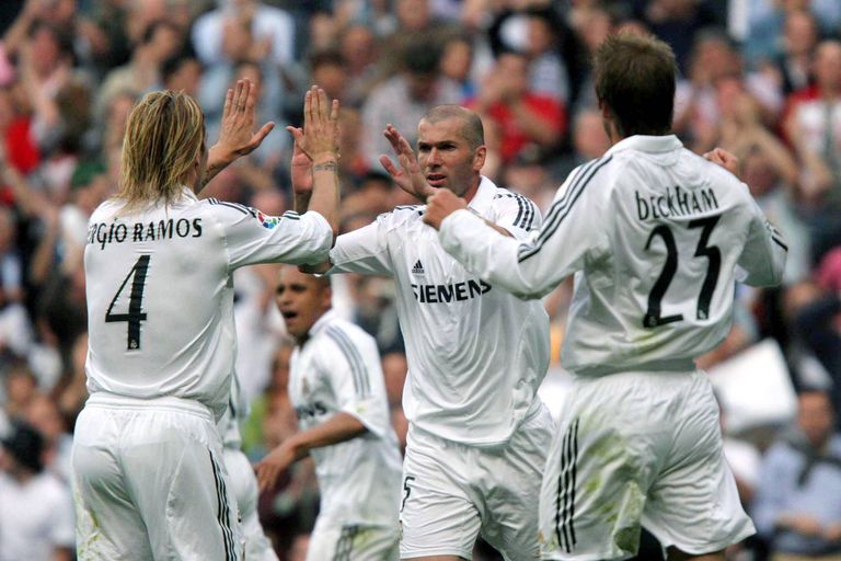 Foto aastast 2006. Sergio Ramos lööb pärast õnnestunud rünnakut käsi kokku Zinedine Zidanega, kellest sai hiljem Reali peatreener. Tegemist oli klubi kuldajastuga, sest meeskonda kuulusid veel näiteks David Beckham (fotol paremal), Luis Figo, Ronaldo ja Robinho.
