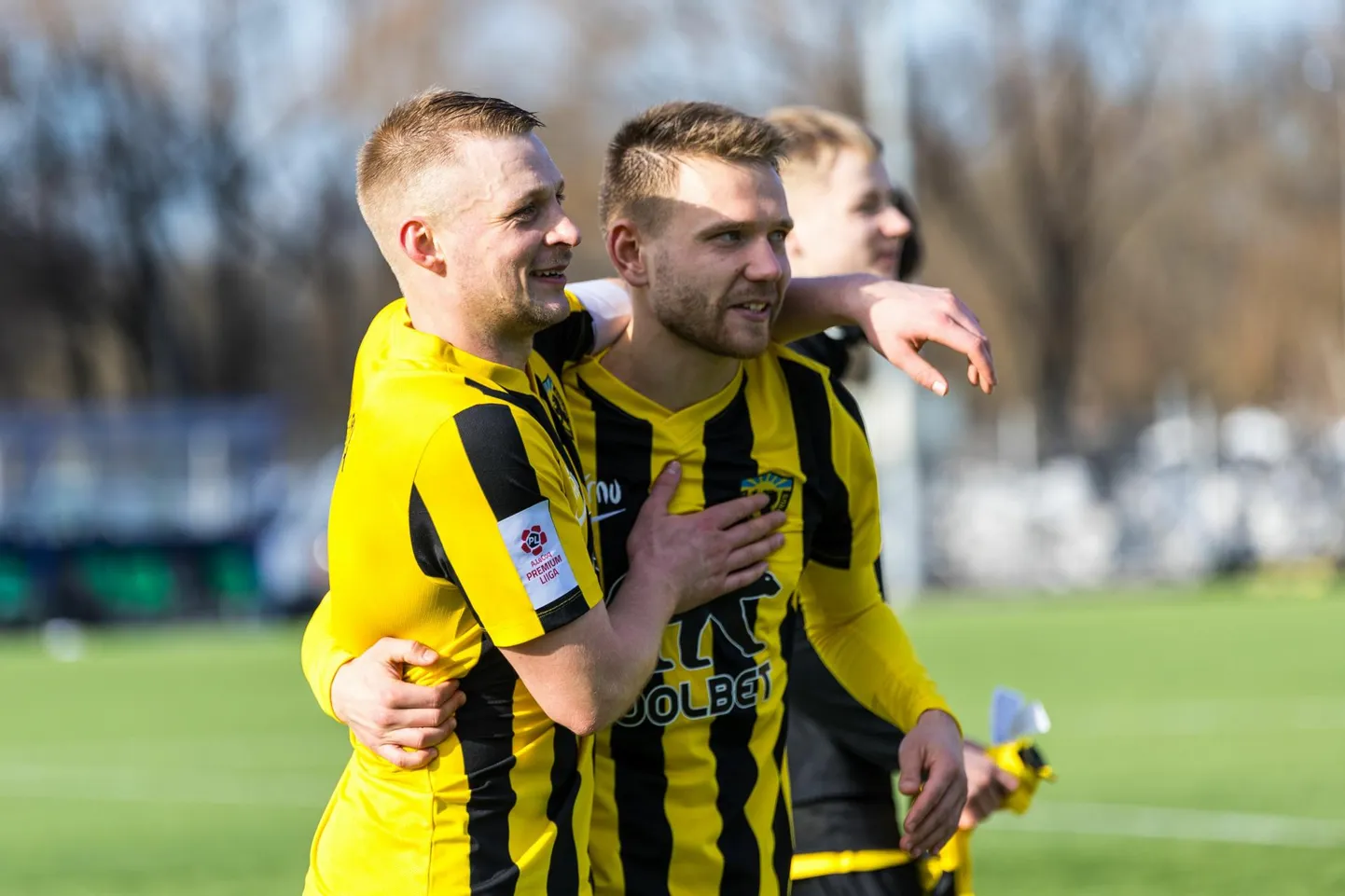 Pärnu Vapruse kaitsjast kapten Magnus Villota (vasakul) skooris tänavu juba kolmandat korda, Henri Välja pidi vigastuse tõttu platsilt lahkuma.