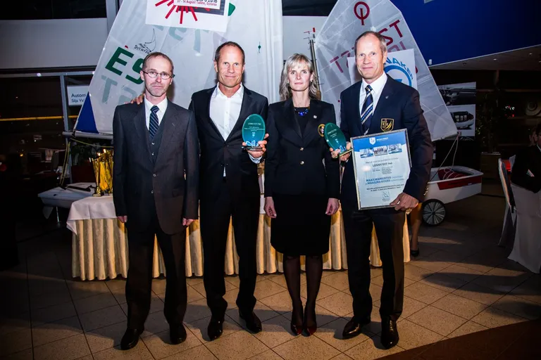Sportpaadi Melges 24 meeskond Lenny, mille roolis Tõnu Tõniste ja meeskonnas Toomas Tõniste, Maiki Saaring, Tammo Otsasoo, Andres Rohtla, said kahe tiitli osaliseks – Parim Melges 24 ning Parim välistulemus aastal 2015. Foto: