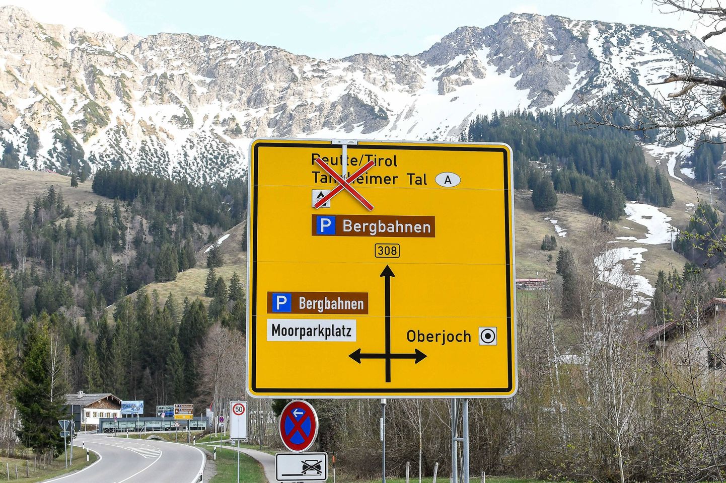 Saksamaa ja Austria Schattwaldi piiripunkt 17. aprill 2020.