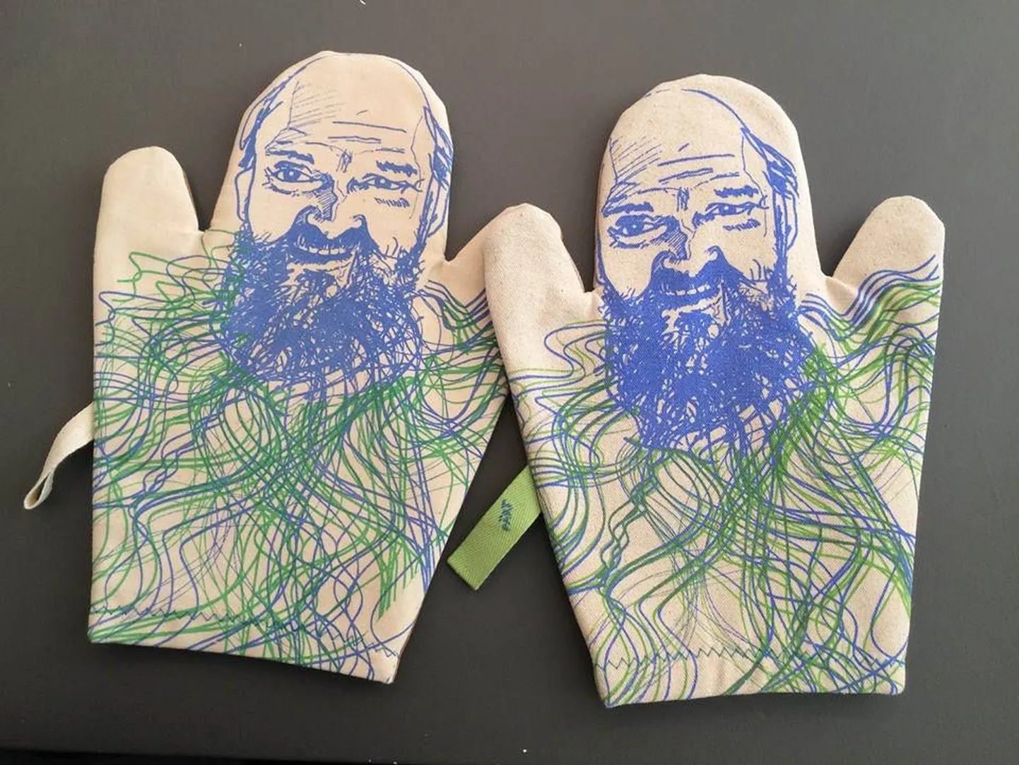 Arvo Pärdi kujutisega pajakindad