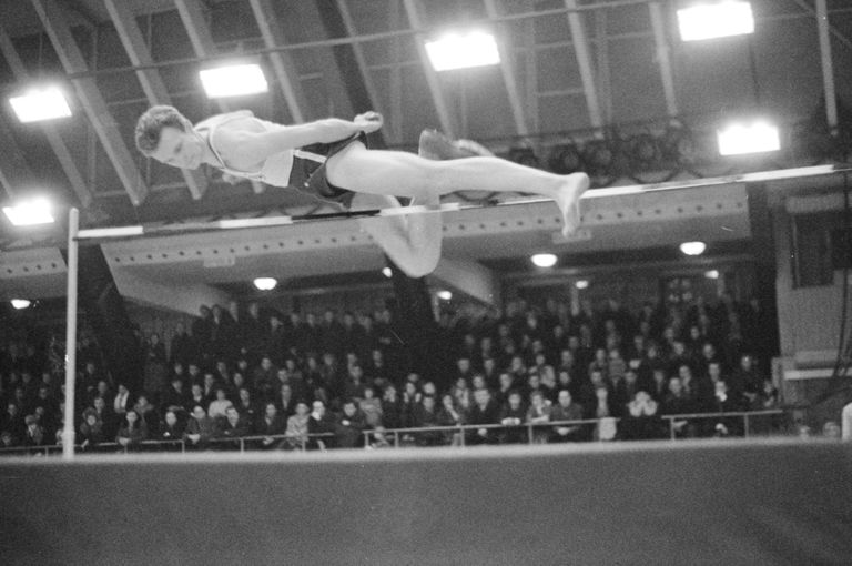 Rullhüppe stiilinäide – Jüri Tarmak hüppel Kalevi spordihallis (1960. aastad).