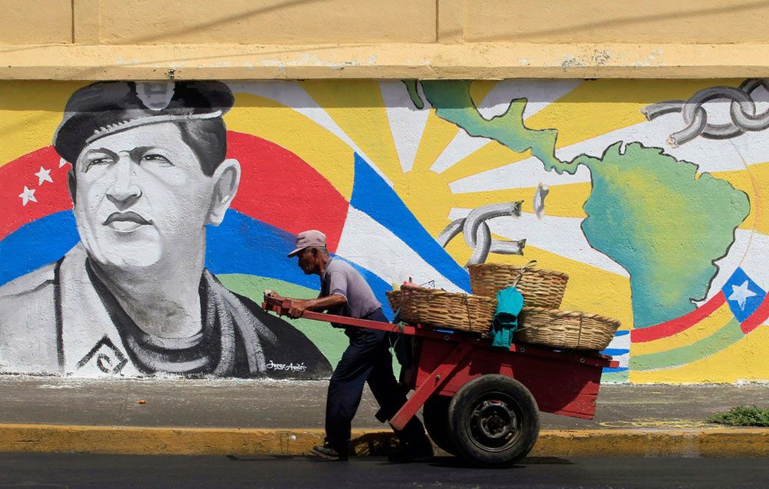 Hugo Chávez, kes valitses kauem kui ükski teine demokraatlikult valitud riigipea läänepoolkeral, elab Caracase tänavapildis edasi ka pärast oma surma.