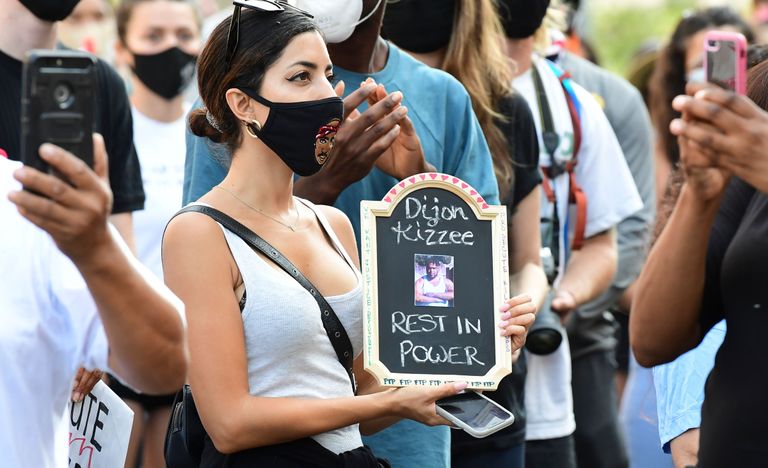 Valgenahaline protestija hoidmas Los Angelese protestil Dijon Kizzee pilti. Afroameeriklane hukkus politseikuulide tõttu