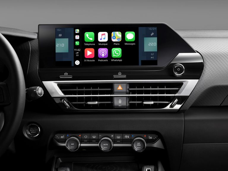 Automašīnas priekšējā paneļa ekrāns ar Apple CarPlay