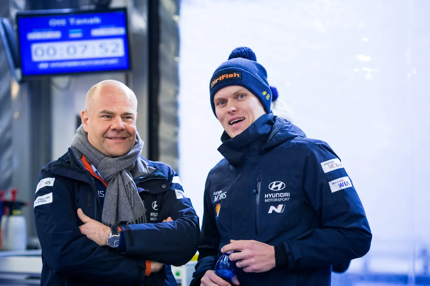 Hyundai tiimijuht Andrea Adamo (vasakul) ja Ott Tänak.
