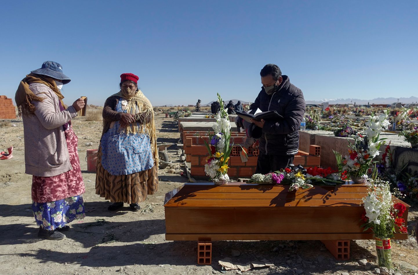 Leinajad Boliivias La Pazi linnas, kust politseinikud on viimastel nädalatel avastanud sadu koroonaviiruse ohvreid, kelle surnukehasid pole minema toimetatud.