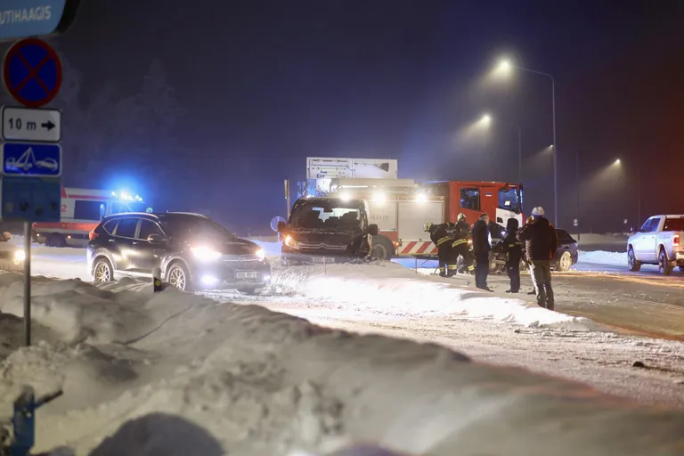 На шоссе Таллинн-Нарва легковой автомобиль столкнулся с микроавтобусом