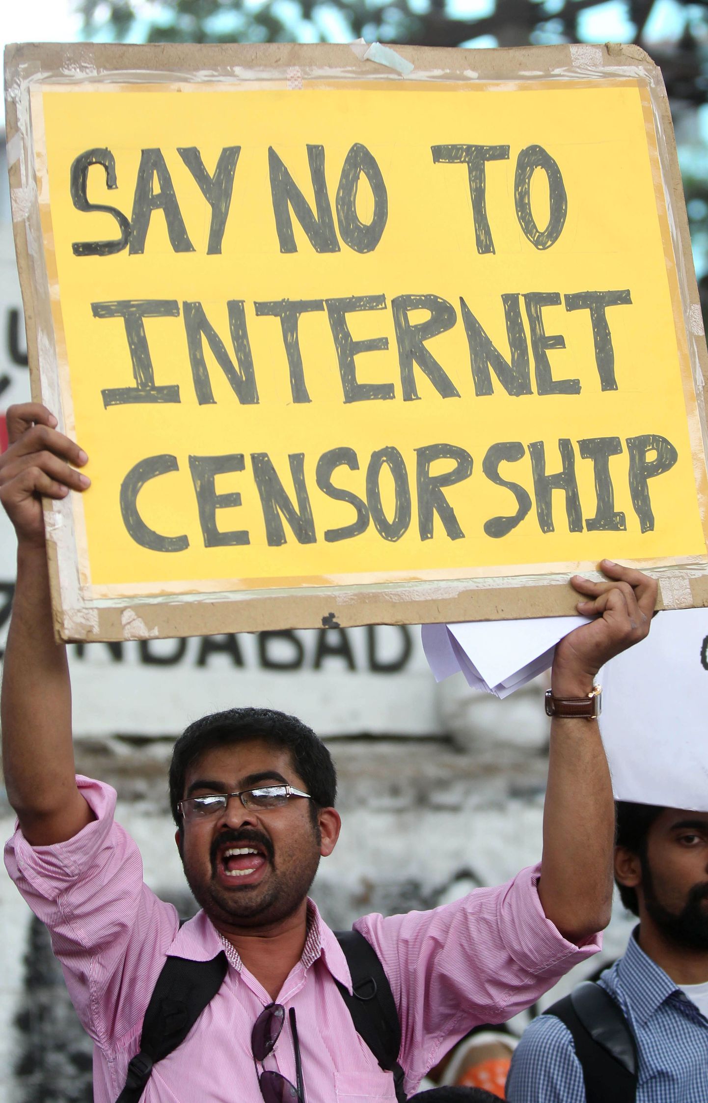 Internetitsensuuri vastu protestija.