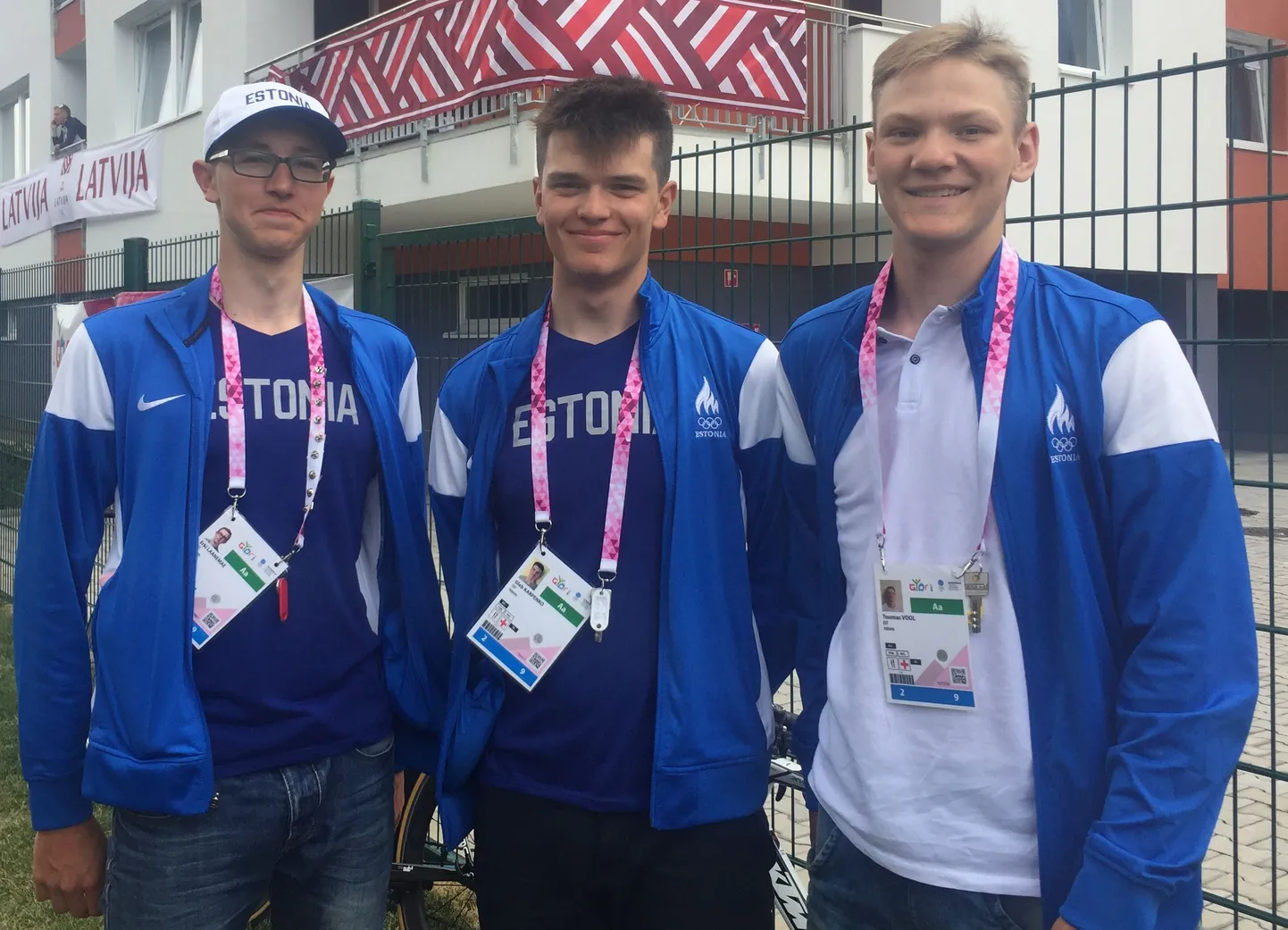 Eesti jalgrattakoondise vormis sõidavad noorte olümpiafestivalil Viljandi noormehed Erki Laanemäe (vasakul) ja Toomas Vool (paremal) ning narvalane Gleb Karpenko.