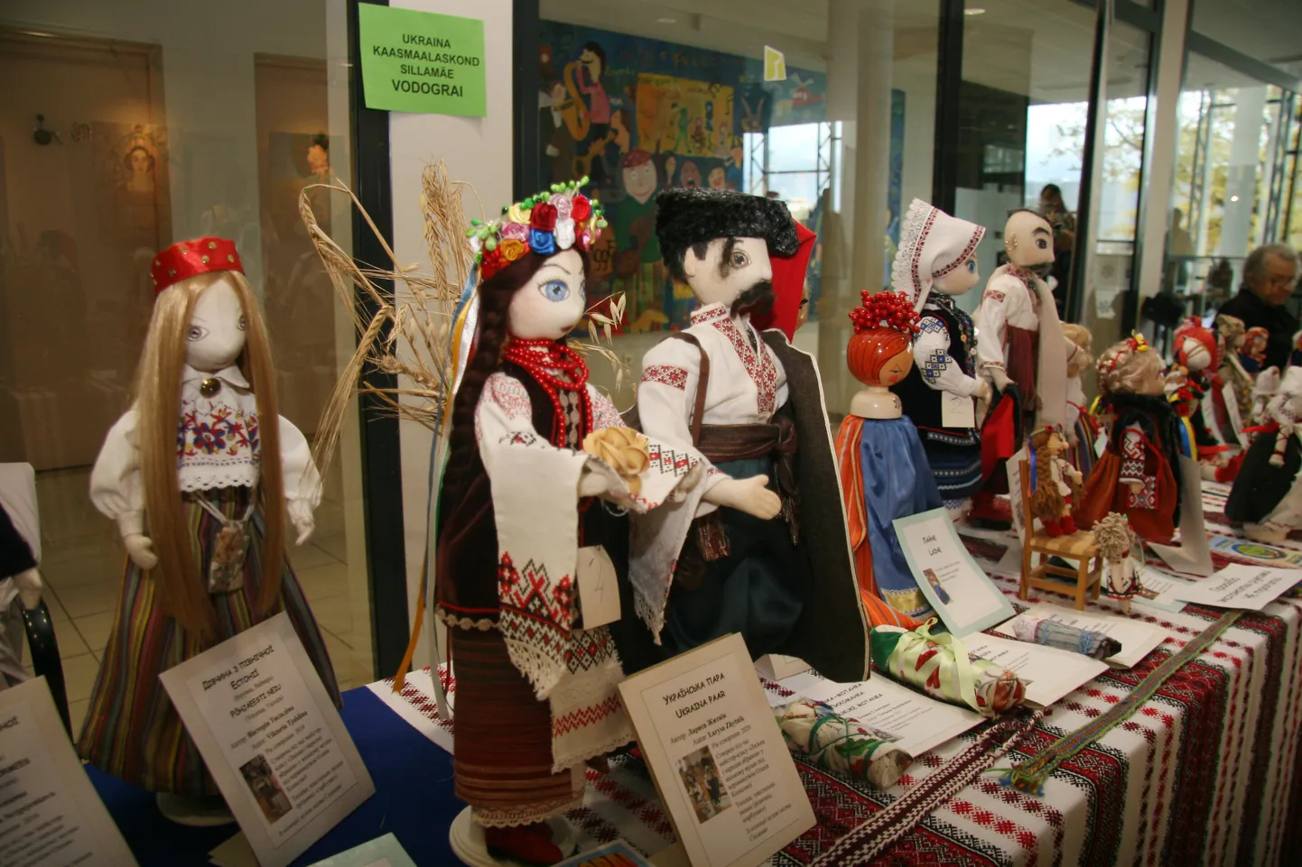 "Творческий котел" всегда богат различными выставками, которые знакомят идавирусцев с национальной одеждой и традициями разных народов.