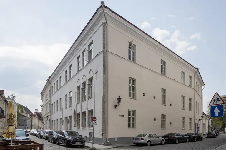 Lai 13 elamu peale restaureerimist. Kaitsekorraga on tehtud ettepanek määrata ka see hoone A-kaitsekategooriasse