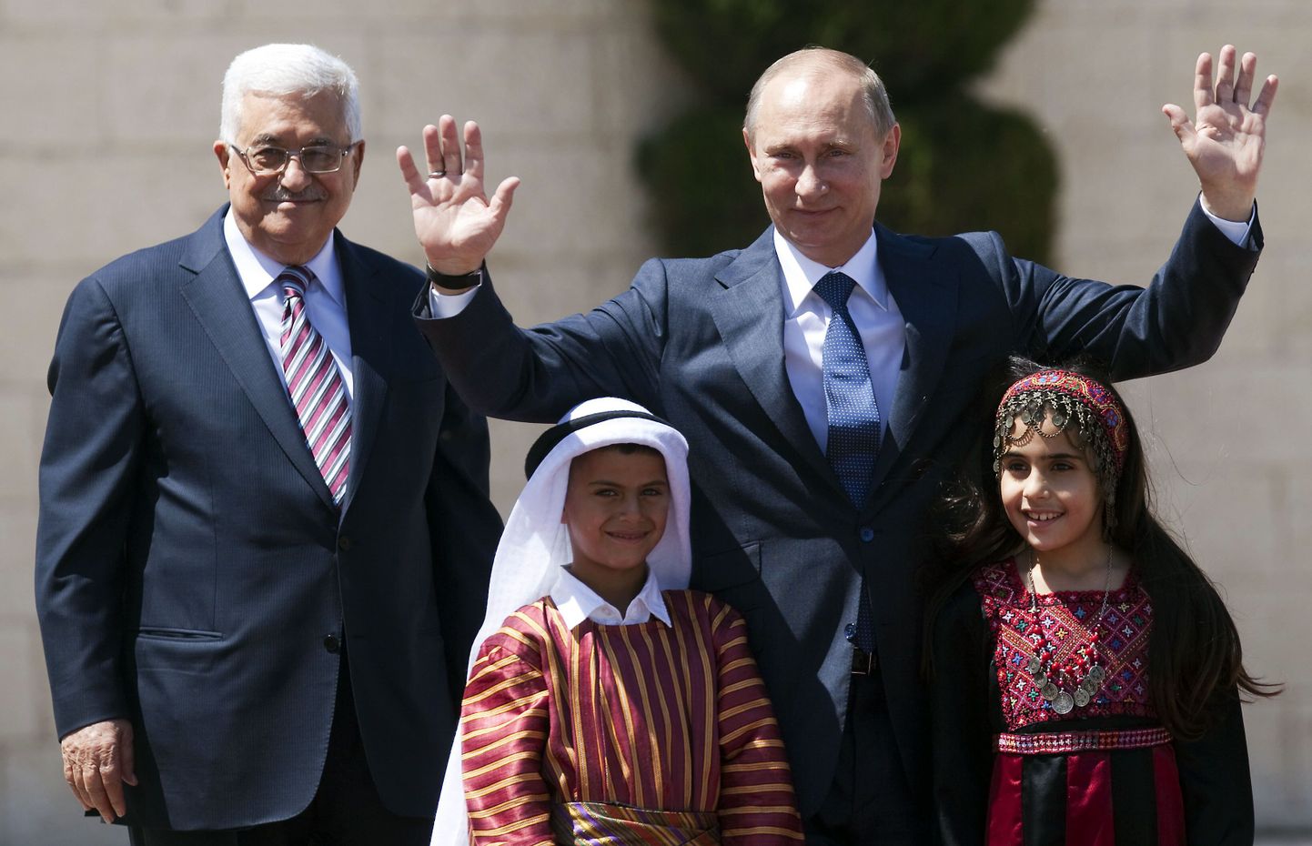 Palestiina Omavalitsuse president Mahmud Abbas (vasakul) ja Vene president Vladimir Putin eile tervitustseremoonial Petlemmas.