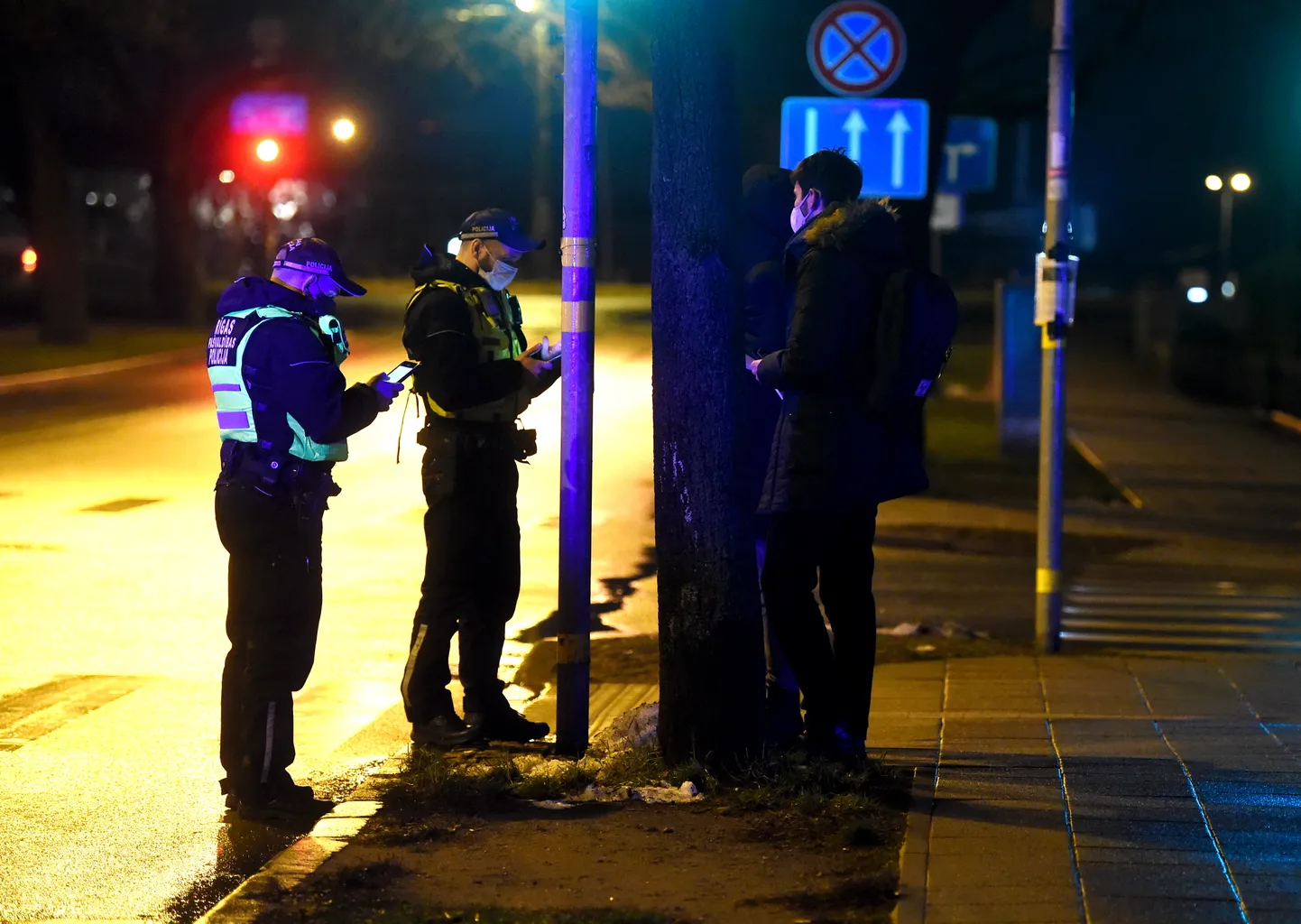 Policija un zemessardze rīko komandantstundas reidus