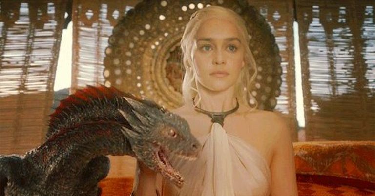 Daenerys Targaryen (Emilia Clarke) ühega oma draakonitest