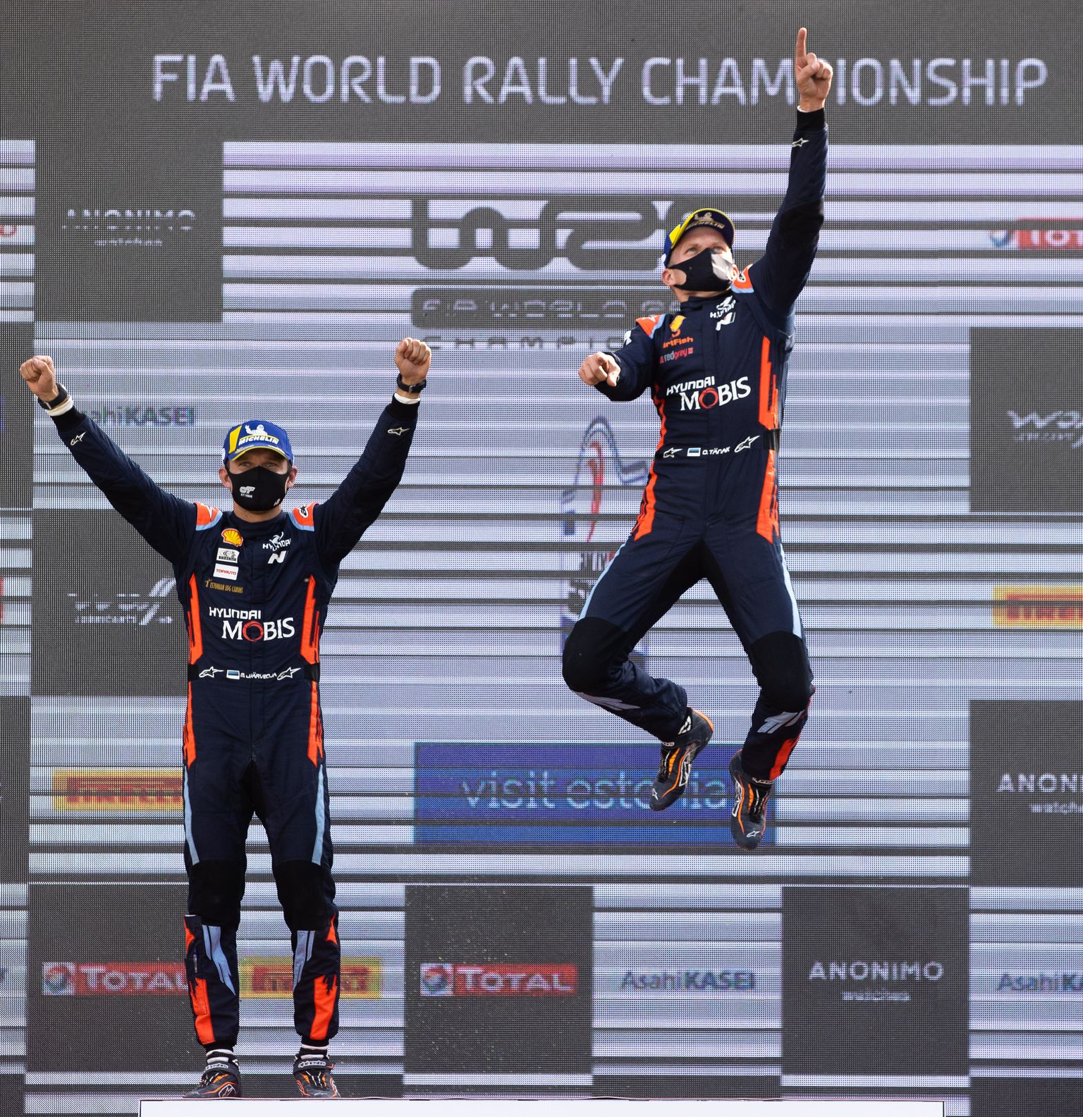 Ott Tänak (paremal) ja Martin Järveoja poodiumil triumfeerimas.