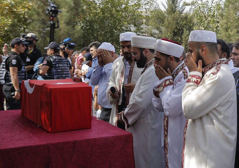 Leinajad üheksa kuu vanuse Mohammed Omar Saari matustel Türgis.