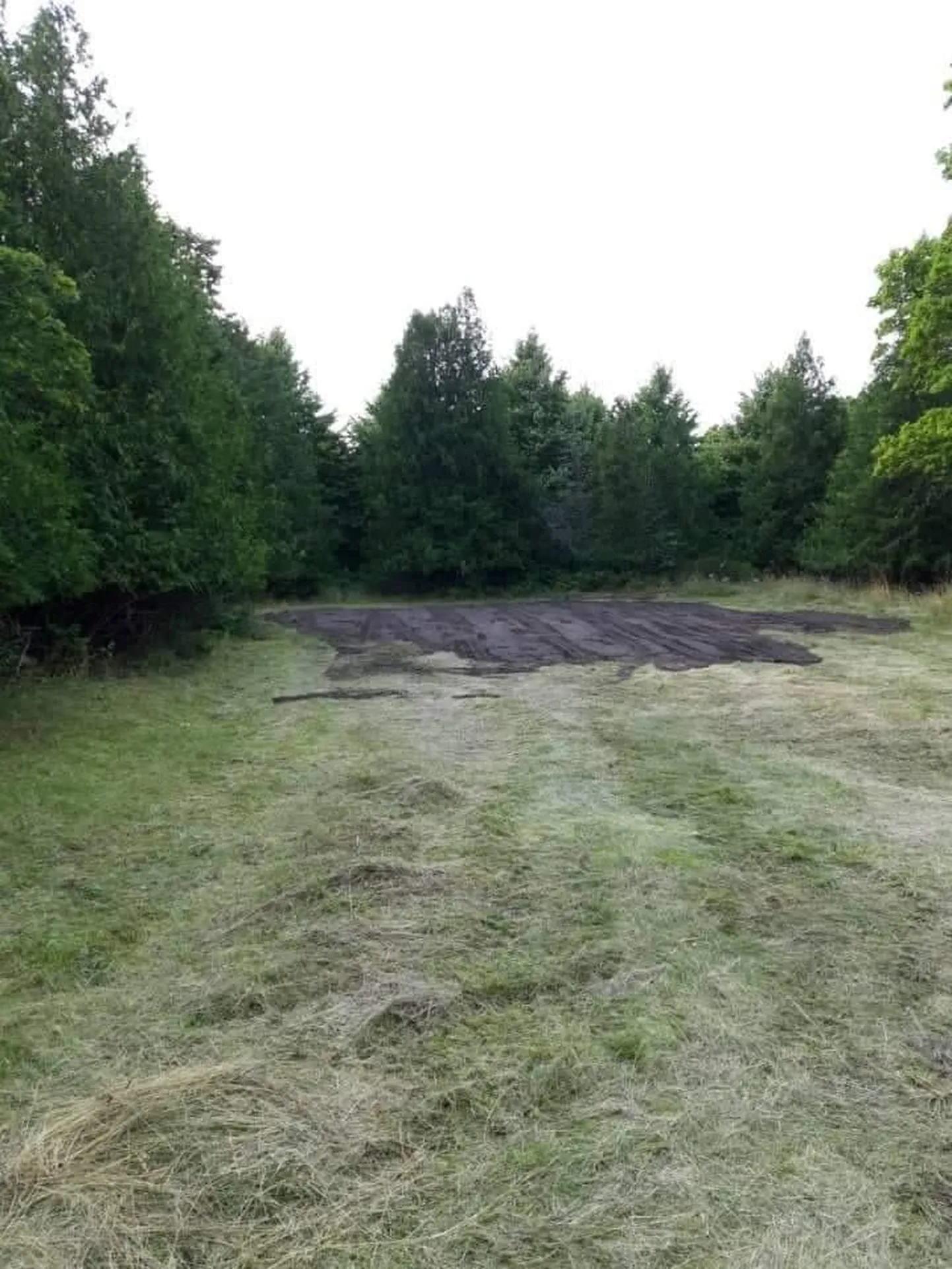 19. augusti õhtuks oli monument kõrvaldatud ja ala korrastatud.