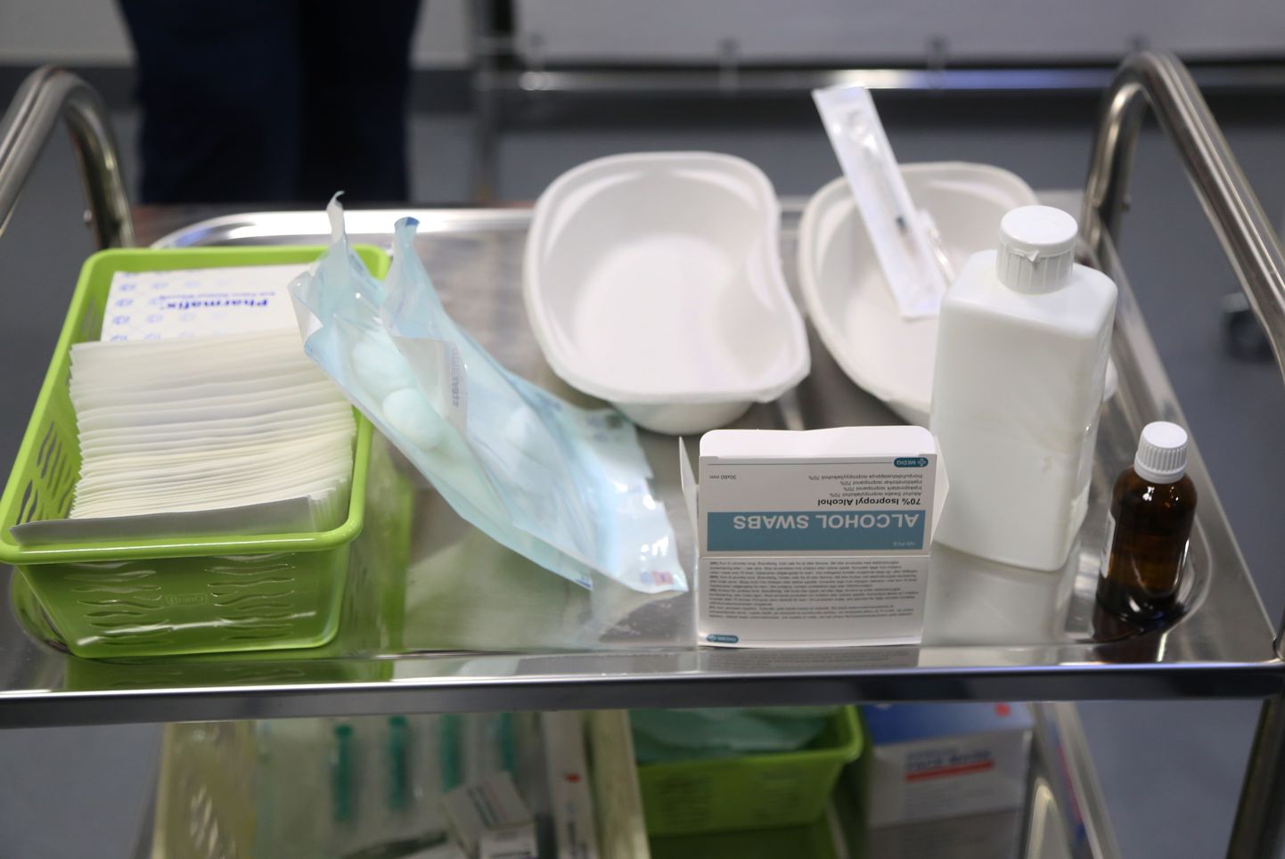 Rīgas Austrumu klīniskās universitātes slimnīcas stacionārā "Gaiļezers" tiek uzsākta farmācijas uzņēmumu "Pfizer" un "BioNTech" ražotās vakcīnas pret Covid-19 injicēšana.