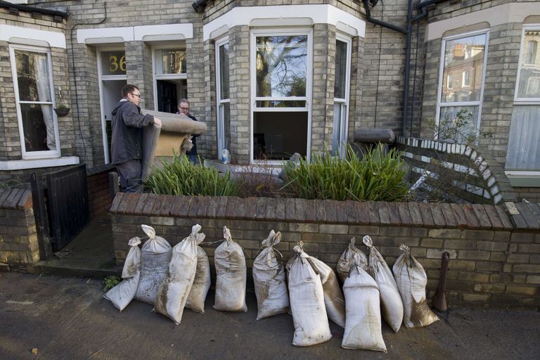 Möödunud aasta detsember Yorkis: üleujutusehirmus varutud liivakotid. Foto: Scanpix